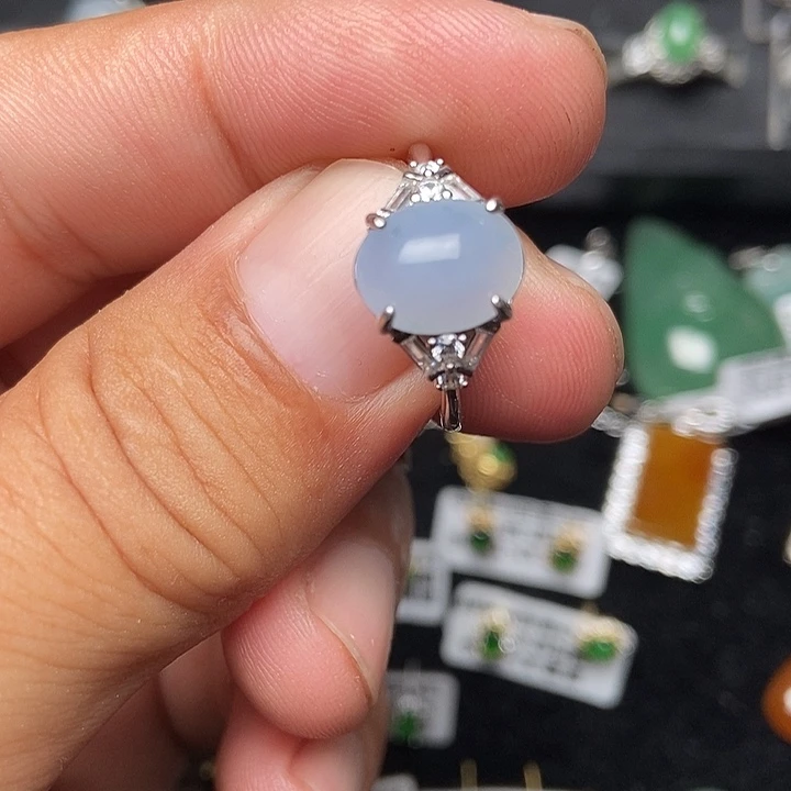 颈饰未镶嵌翡翠戒指