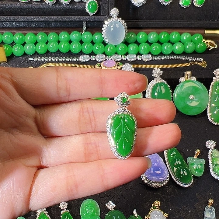 翡翠18K金镶嵌颈饰吊坠