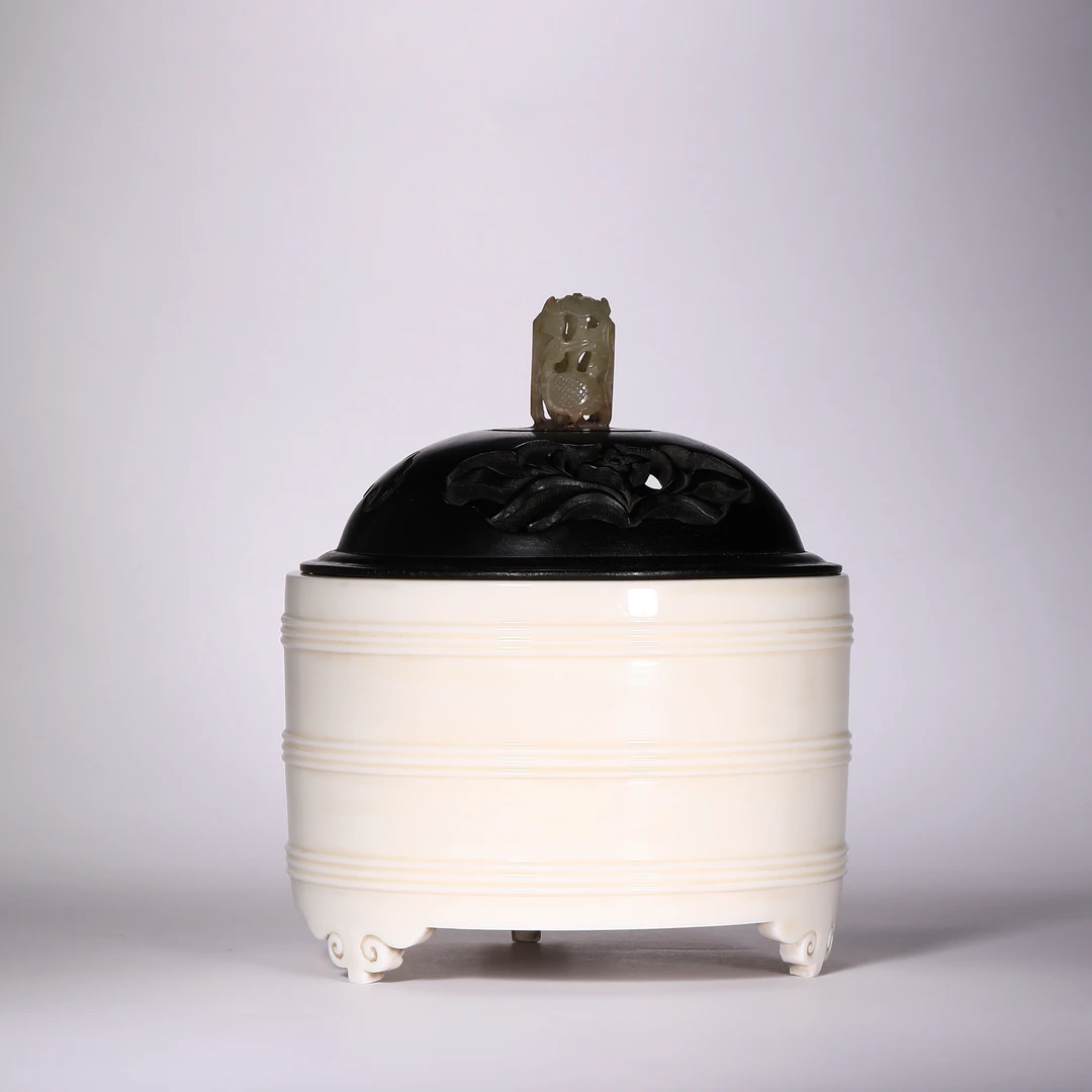 9747 清早期 德化窑弦纹三足炉