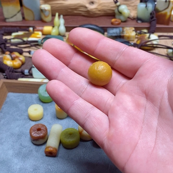 蛇纹石玉挂件未镶嵌轻**月