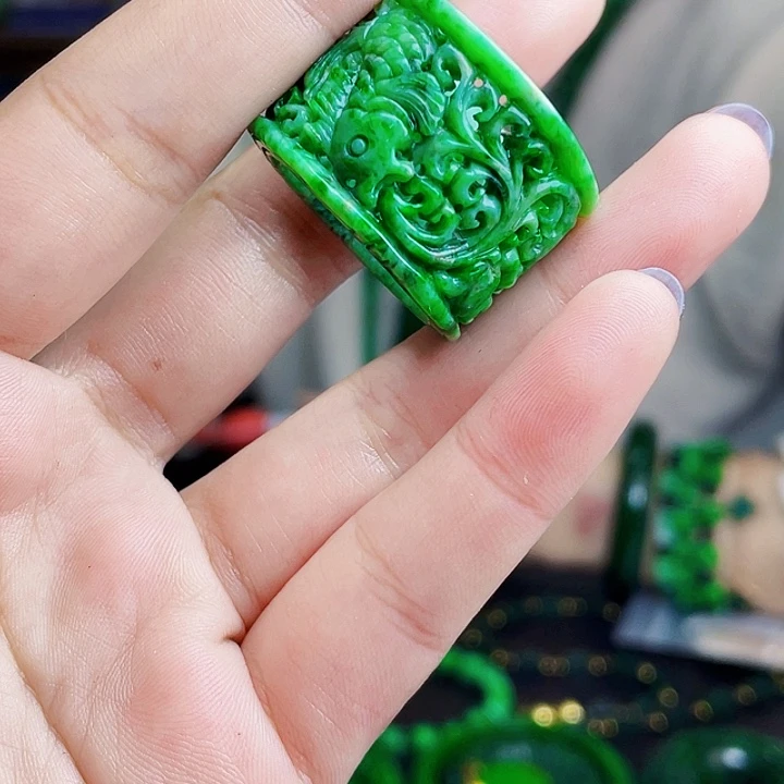 翡翠未镶嵌颈饰多样性