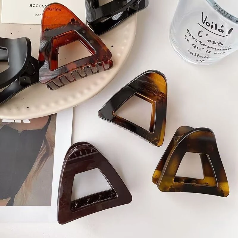 黑色简约气质三角形抓夹女新款高级感发夹后脑勺盘发鲨鱼夹发饰