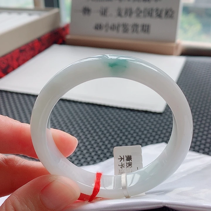 翡翠手镯未镶嵌55.8圈口飘绿手镯