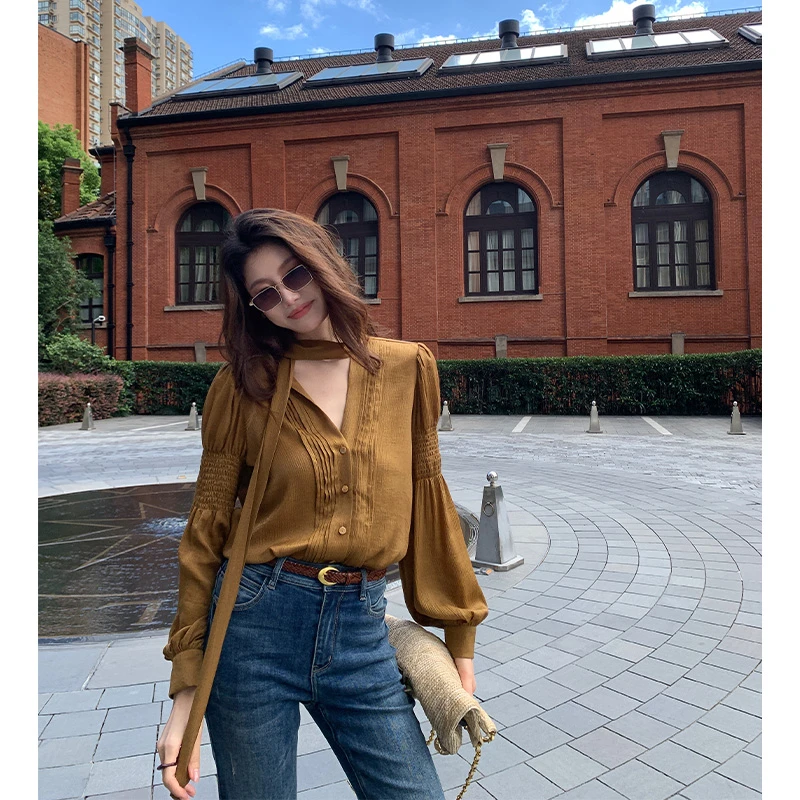 【ALONE SAVOR】龍喜儿Chill Lady 赫本风天丝捏褶V领小衫Z790