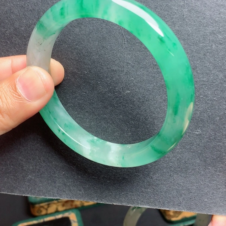 未镶嵌手镯石英质玉