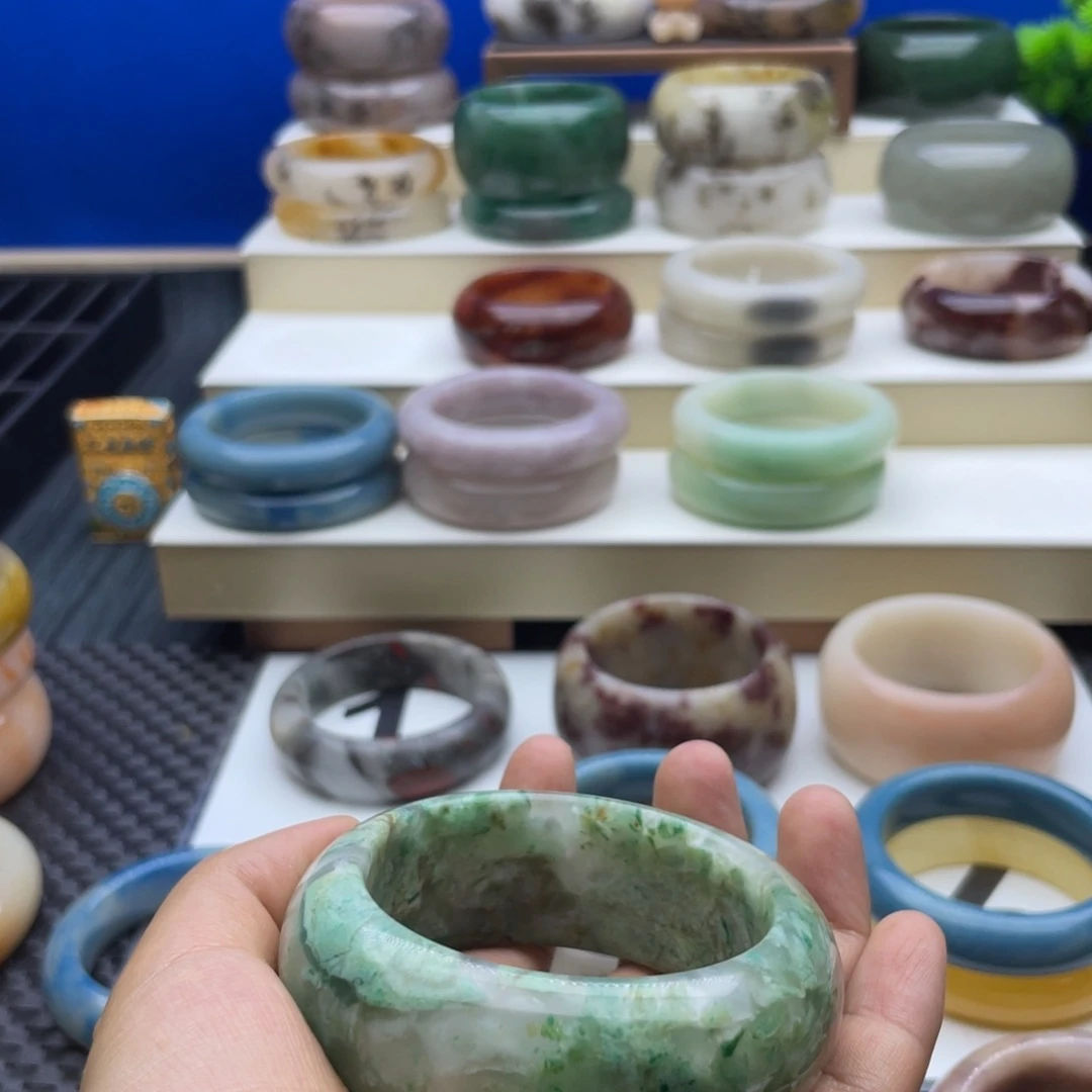 没***事石英质玉手镯未镶嵌