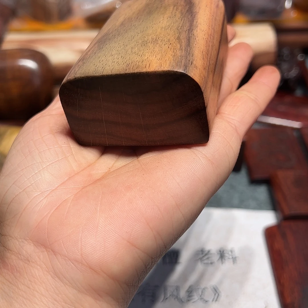 交趾黄檀（大红酸枝）尘*