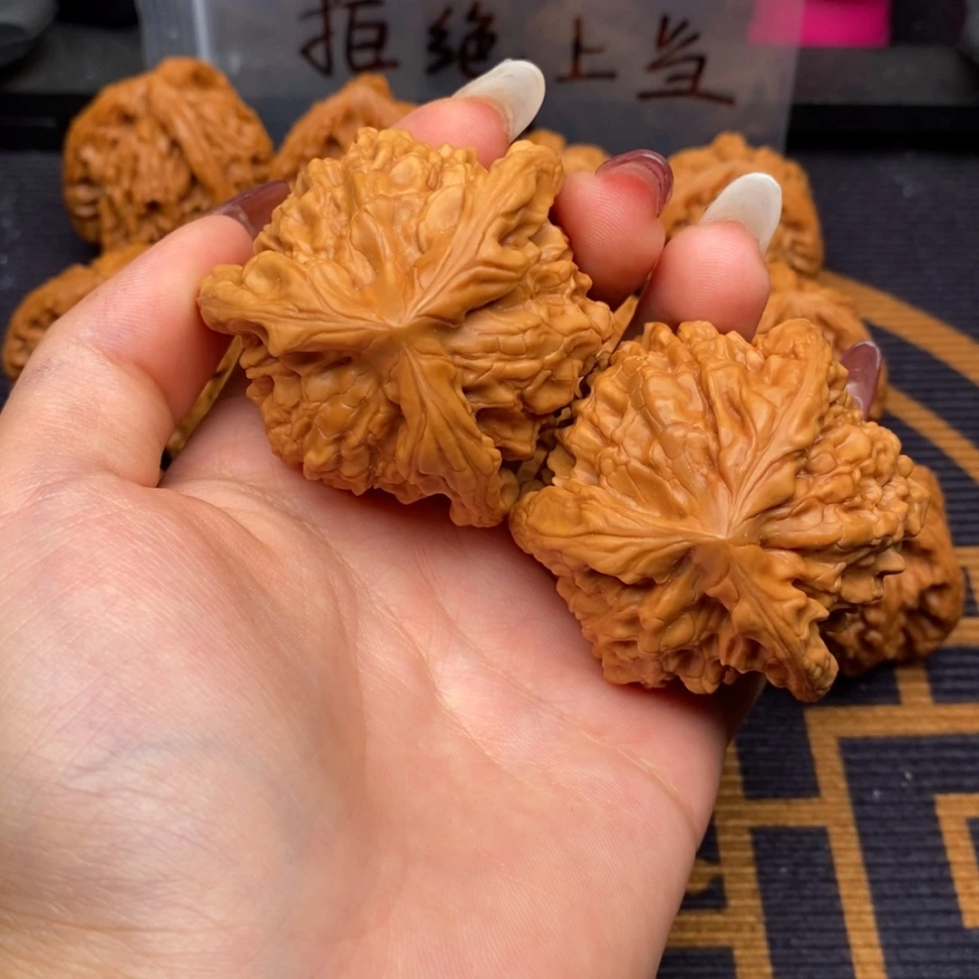 姜***总文玩核桃吊坠白狮子