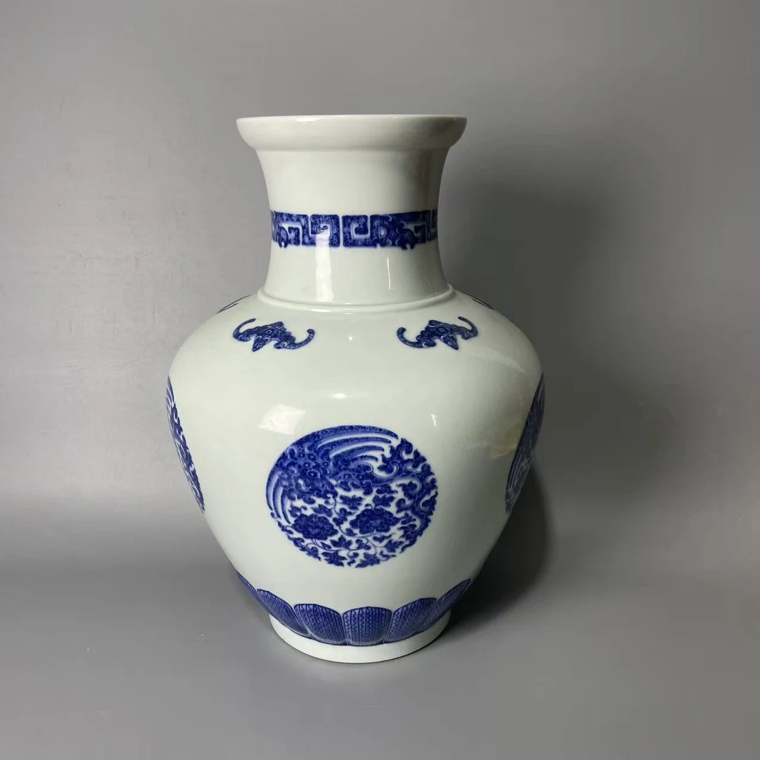 青花团凤五福赏瓶