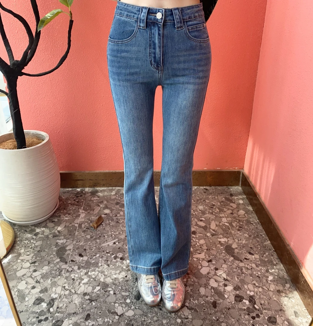 （默茗服装）口袋提臀微喇牛仔裤