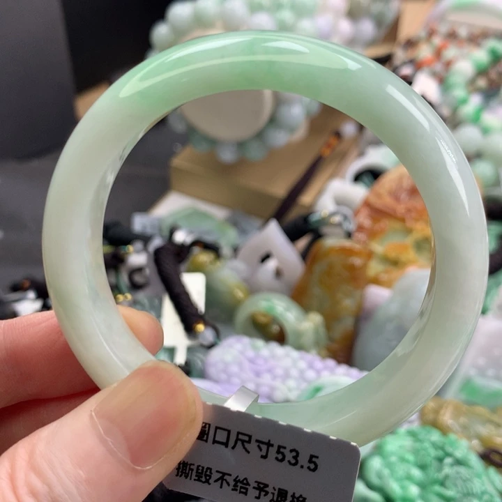 翡翠手镯未镶嵌吊坠
