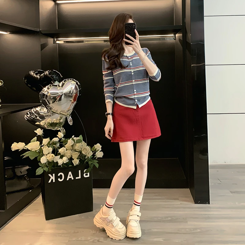 早秋轻熟穿搭一整套女时尚减龄条纹针织衫上衣红色牛仔短裙两件套