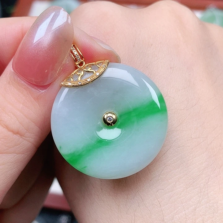 翡翠18K金镶嵌颈饰平安