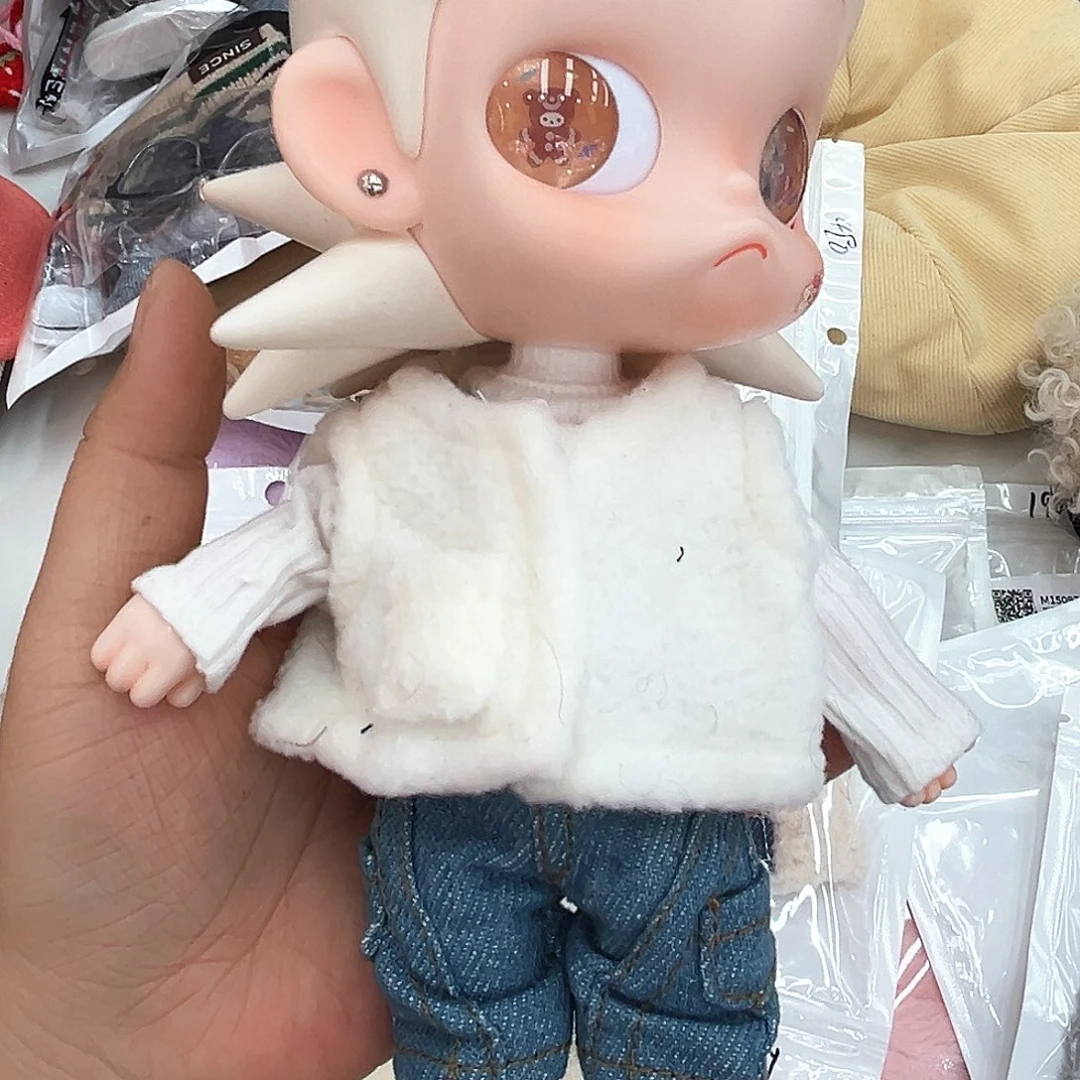 白色马甲带口袋马甲