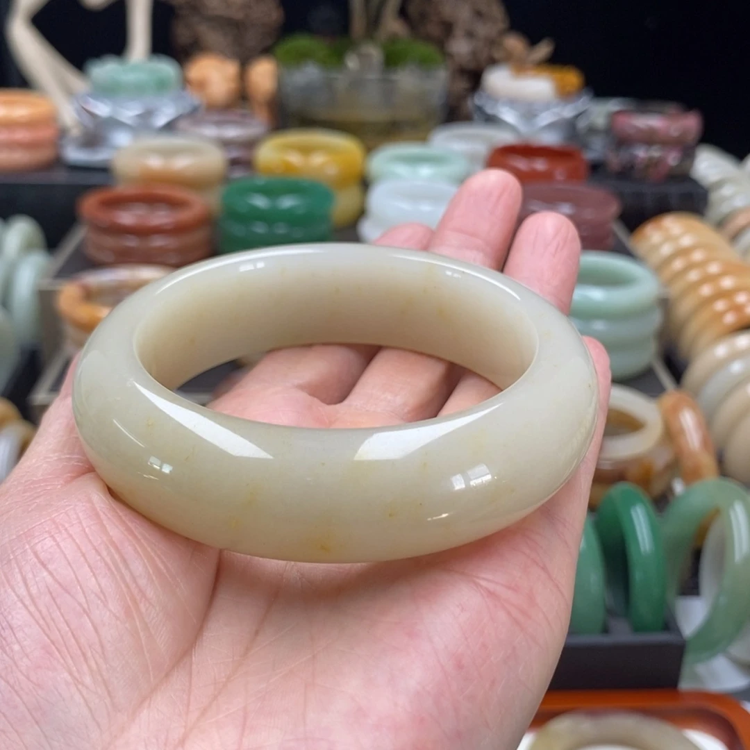晨***奶石英岩玉未镶嵌手镯