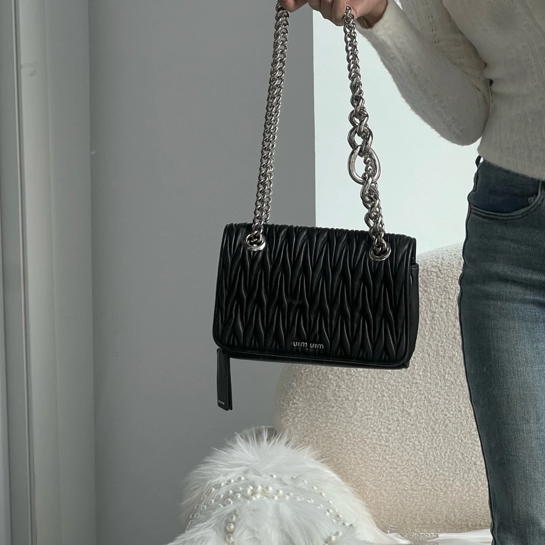 95新 MIU MIU/缪缪 miumiu黑色褶皱链条包单肩斜挎包