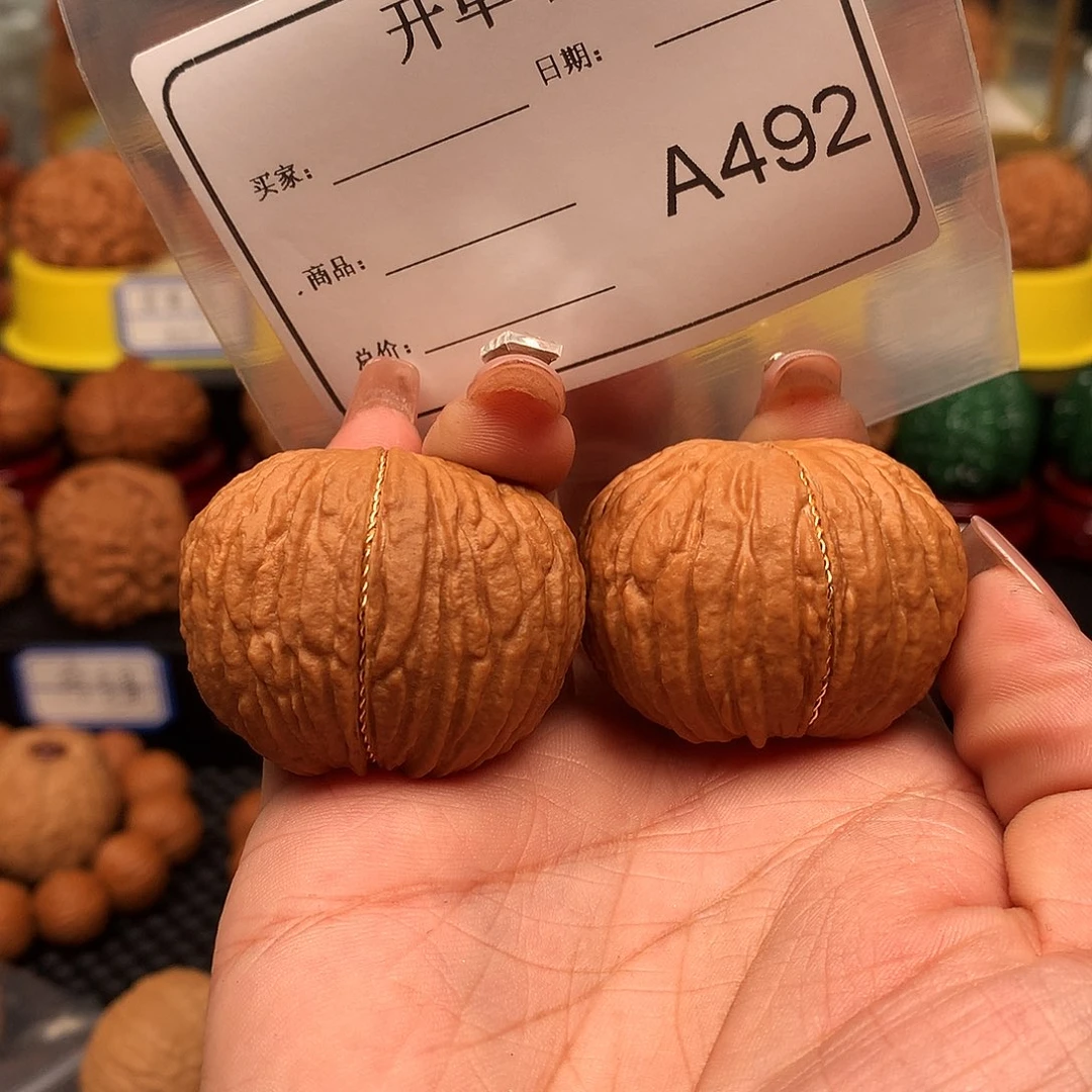 文玩核桃把件辽**哥金丝猴头元宝4.1A492