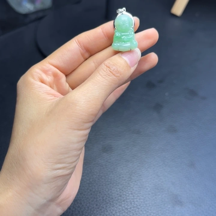 颈饰18K金镶嵌翡翠