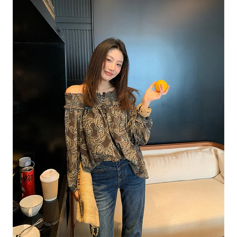 【ALONE SAVOR】龍喜儿绿野梦蝶 法式一字领衬衫荷叶边M879