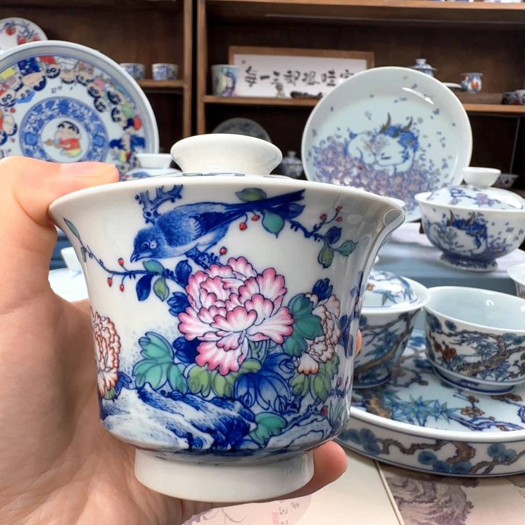 R***.景德镇手绘青花斗彩牡丹盖碗