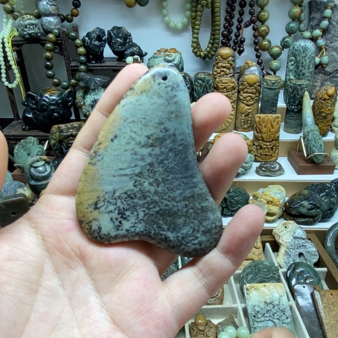 未镶嵌岫岩河磨玉（透闪石质玉）把件