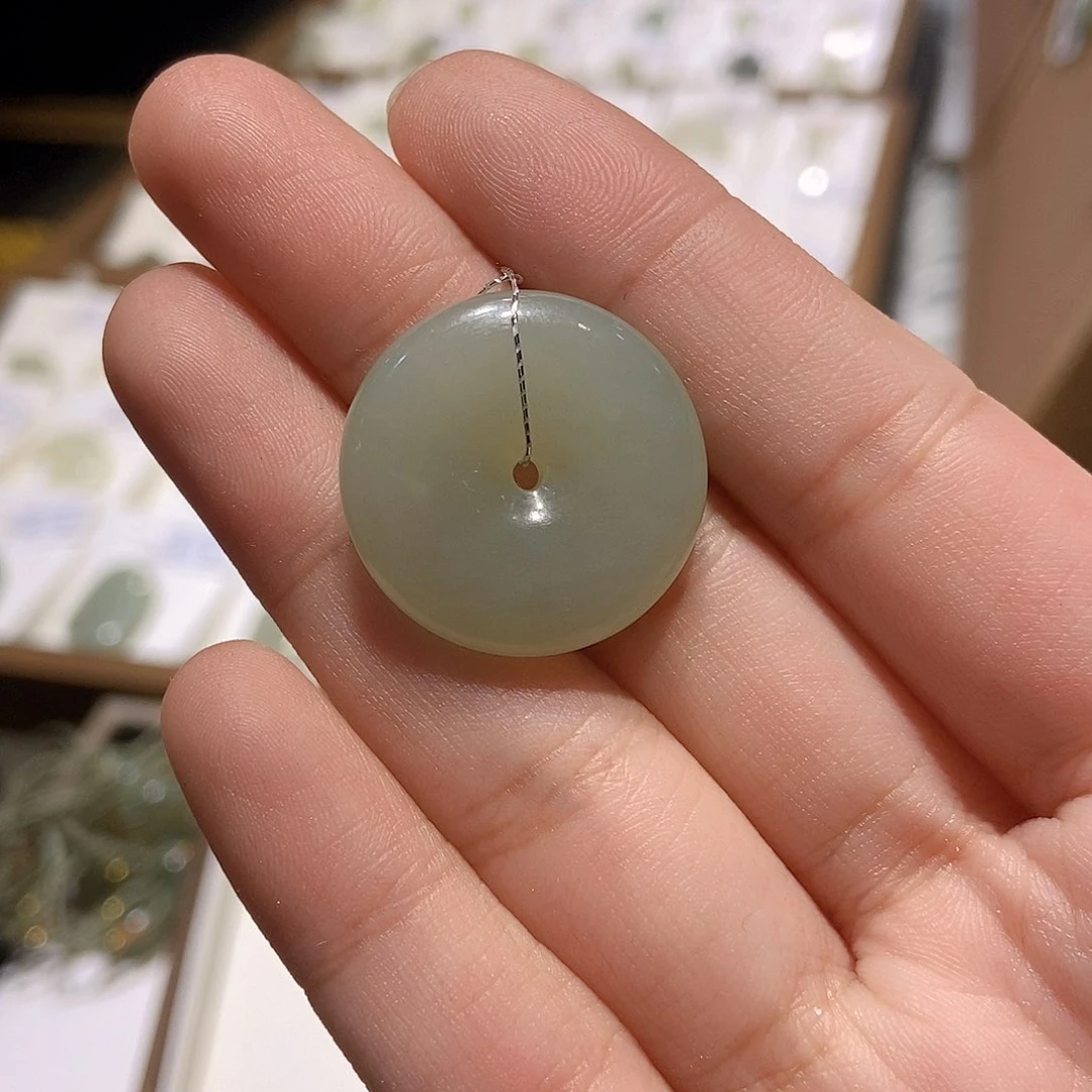 颈饰未镶嵌和田玉笑**?