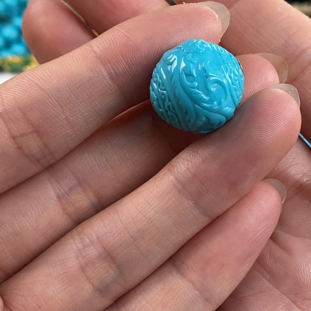 未镶嵌绿松石。唐草珠