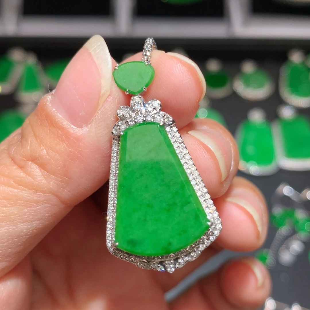 翡翠颈饰18K金镶嵌翡翠