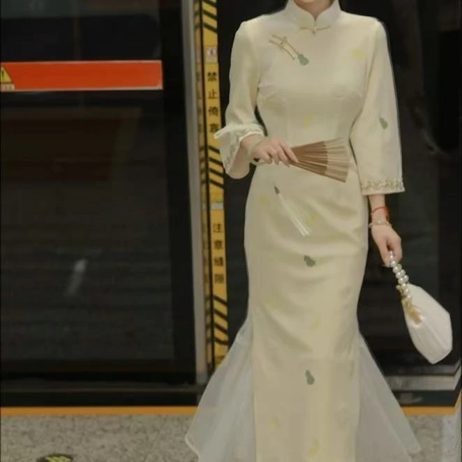 俏娘鱼米色丝绒新中式改良倒大袖旗袍女2025秋新款素雅淑女年轻款