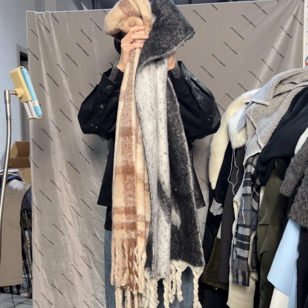 卡其色跟黑色围巾组合