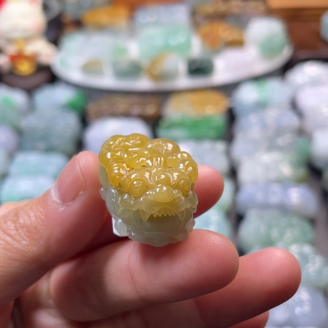 翡翠未镶嵌颈饰貔貅