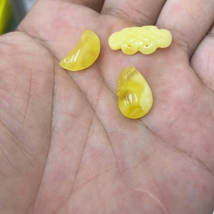 蜜蜡未镶嵌裸石吊坠