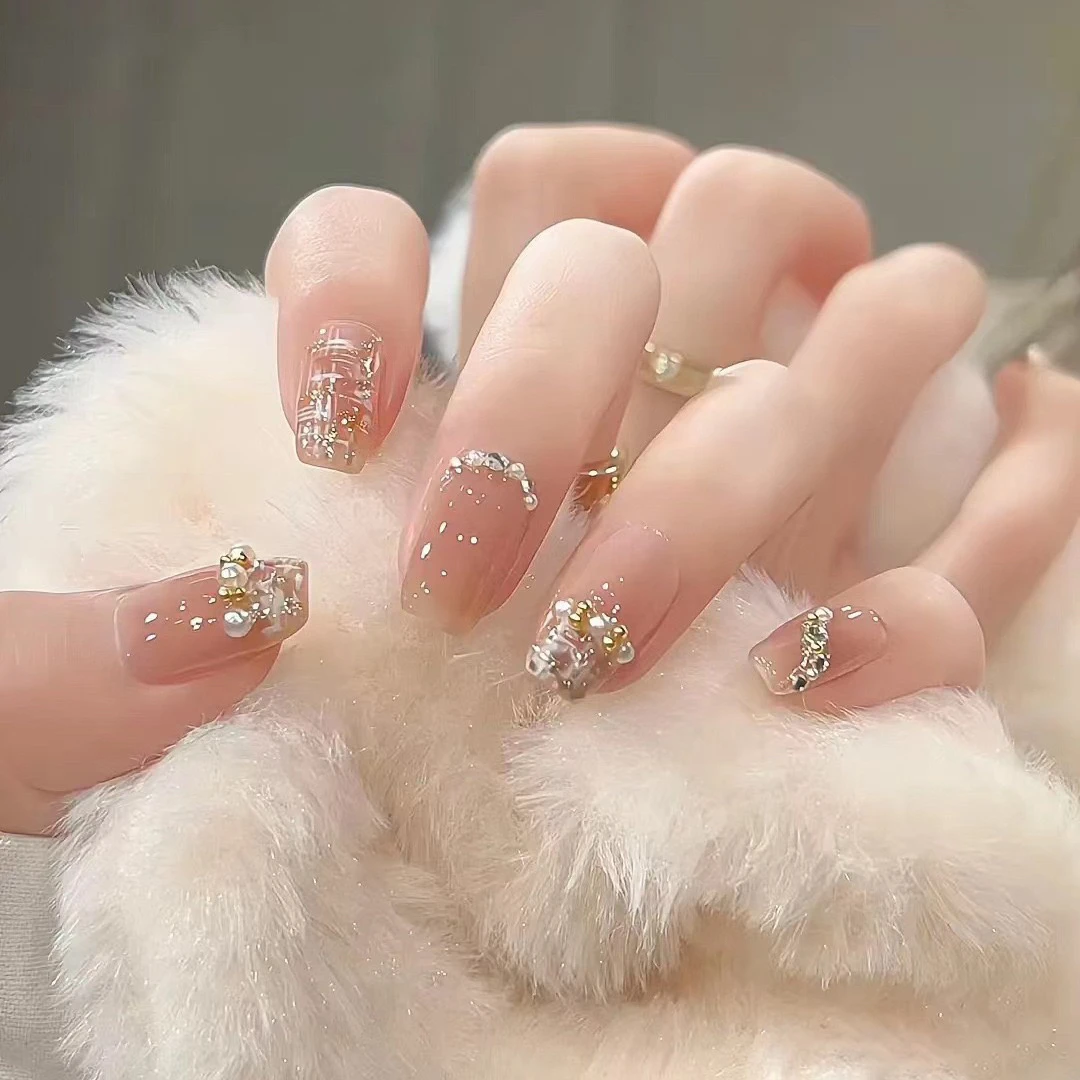 短款纯欲小香风穿戴甲爆闪温柔冰透裸色珍珠猫眼显白高级美甲