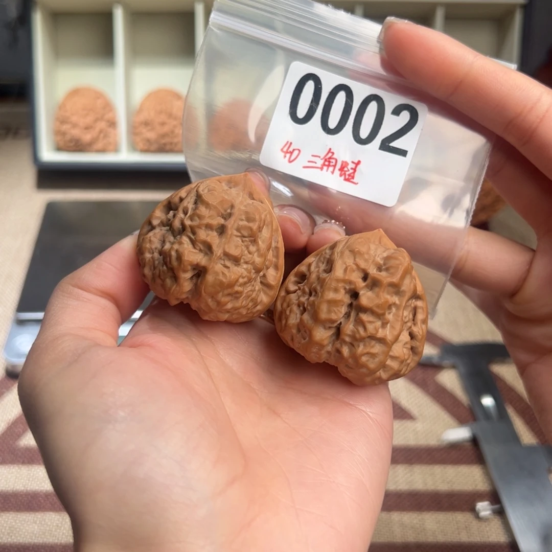 40四开背三角蛙文玩核桃