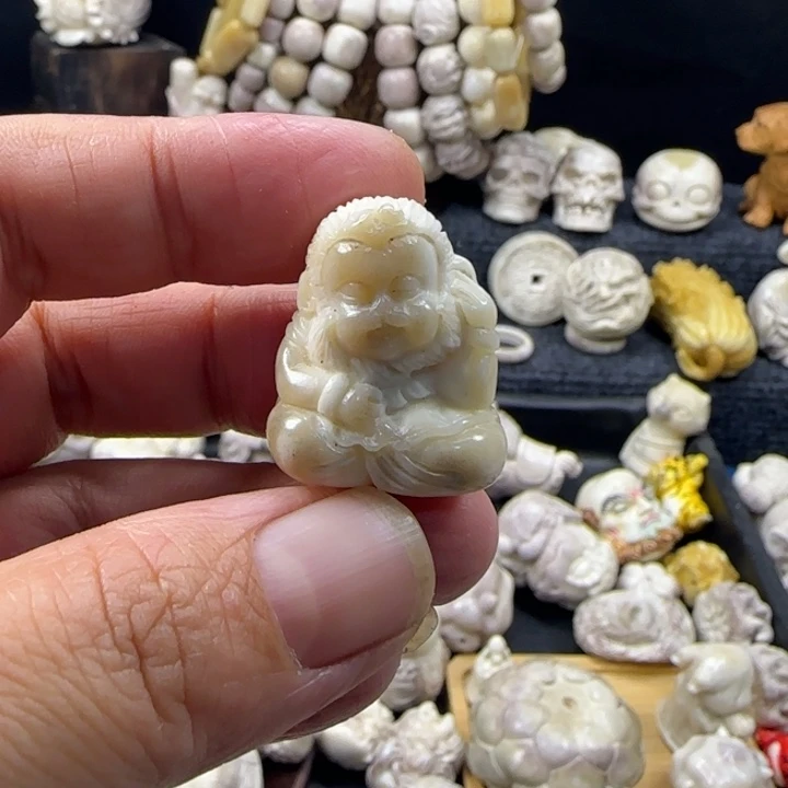 非金属配饰鹿角雕刻小猴