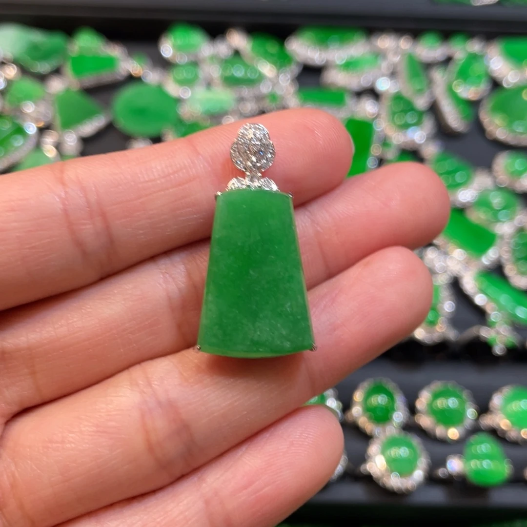 翡翠18K金镶嵌颈饰无事牌