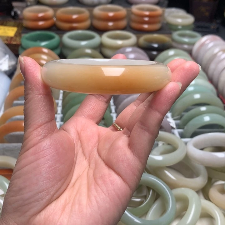 石英质玉（佘太翠）未镶嵌手镯60.5