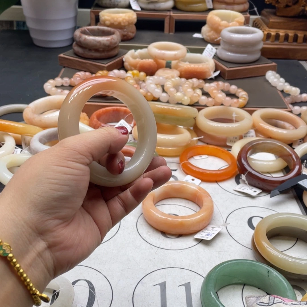 柚****石英岩玉未镶嵌手镯