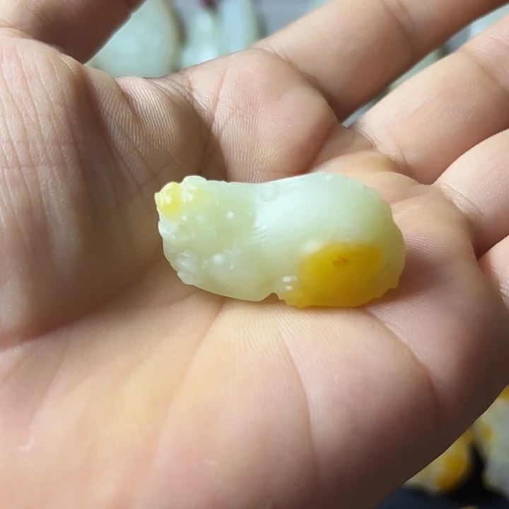 用***4颈饰未镶嵌和田玉