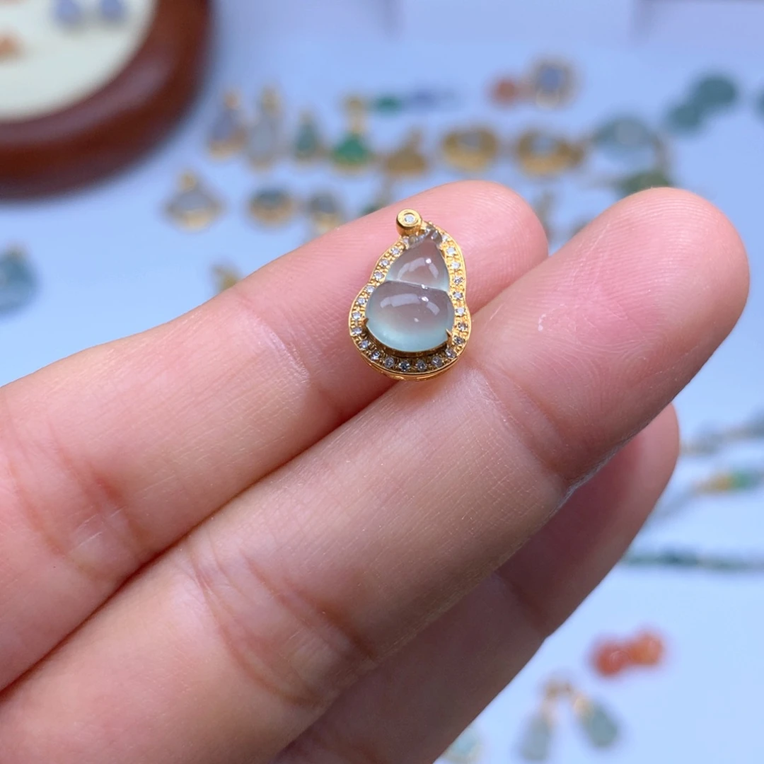 翡翠18K金镶嵌颈饰葫芦