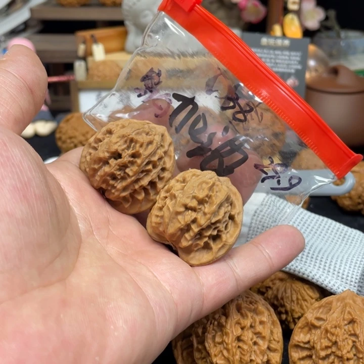 文玩核桃把件加****.宫灯