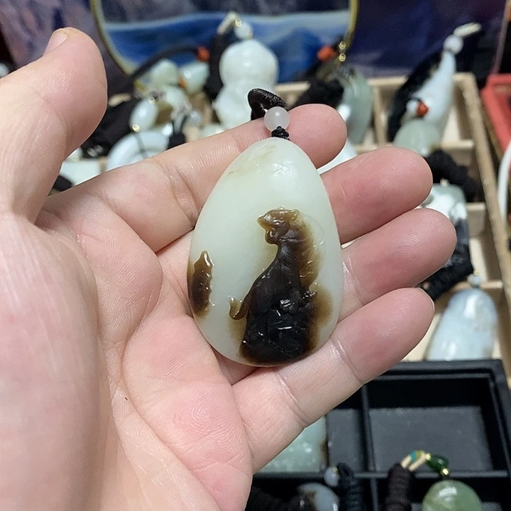 阿***.和田玉未镶嵌颈饰