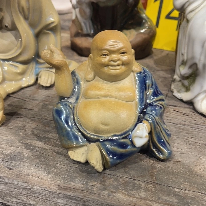 石湾公仔衬托盆景漂亮
