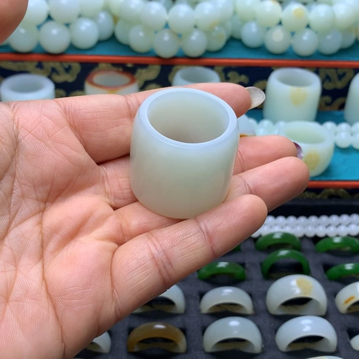 颈饰未镶嵌和田玉范**彪