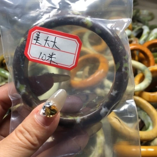 未镶嵌蛇纹石玉手镯吴**、