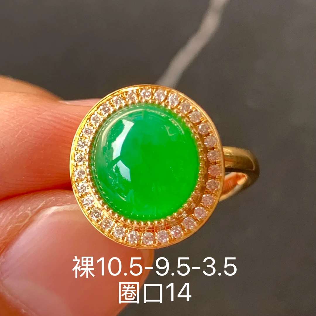 高冰满绿色蛋面天然翡翠戒指镶嵌精致女款女生配饰翡翠保真基地