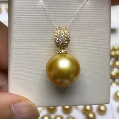 18K金镶嵌海水珍珠颈饰