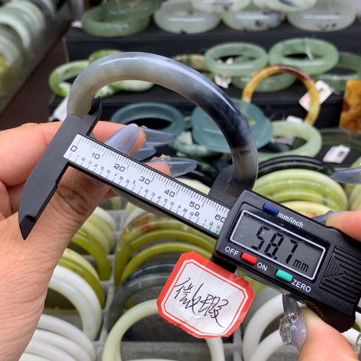 蛇纹石玉未镶嵌手镯明****?2133