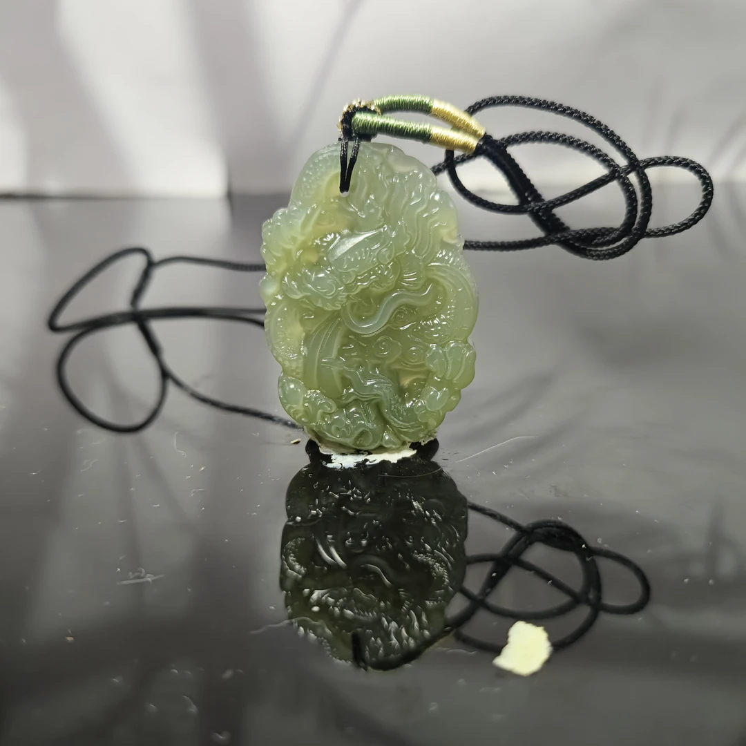 Q和田玉龙形吊坠1563