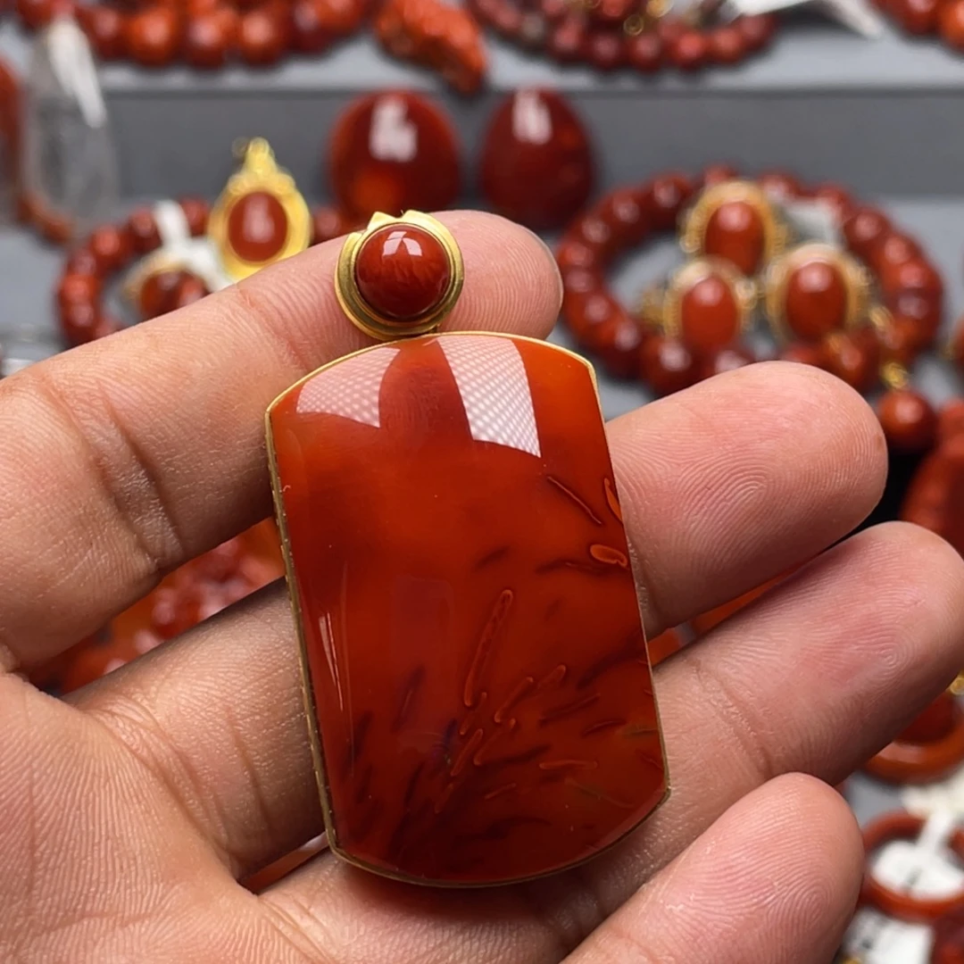 南红玛瑙18K金镶嵌珠宝奇石吊坠